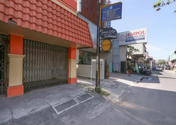 Spot On 90272 Istana Griya 1 Hotel