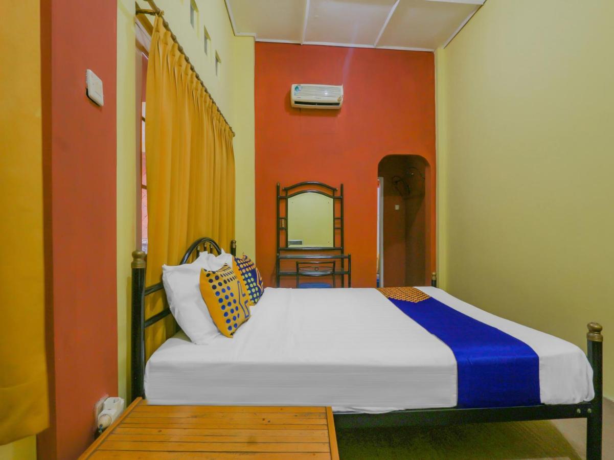 Spot On 90272 Istana Griya 1 Hotel 2*