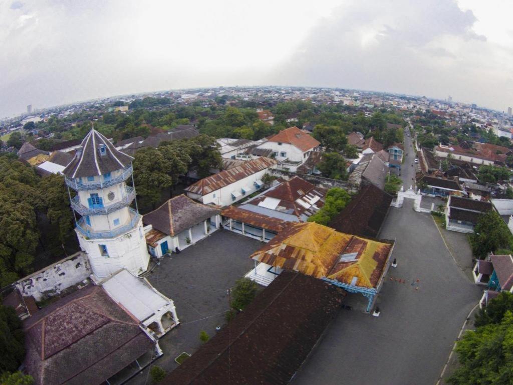 Spot On 90272 Istana Griya 1 2* Solo